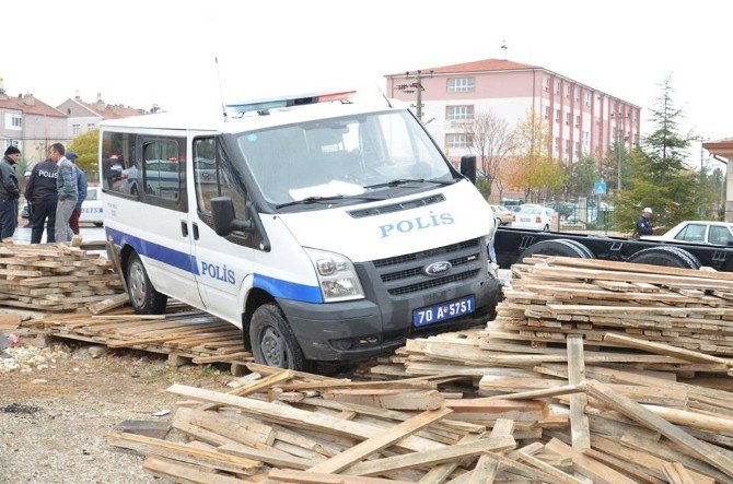 Polis Minibüsü İle Otomobil Çarpıştı: 1’i Polis 2 Yaralı