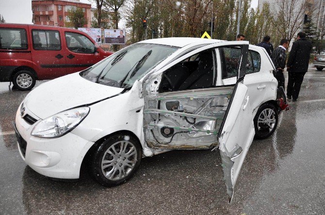 Yolcu Otobüsü Otomobile Çarptı: 1 Ölü