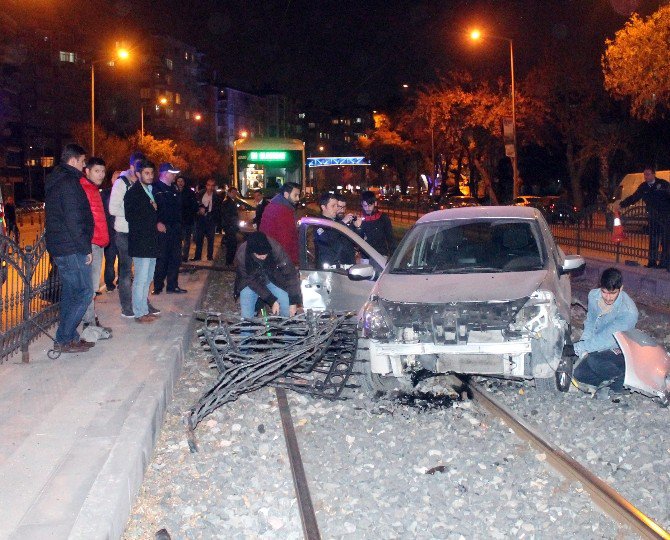 Otomobil Tramvay Hattına Düştü: 1 Yaralı