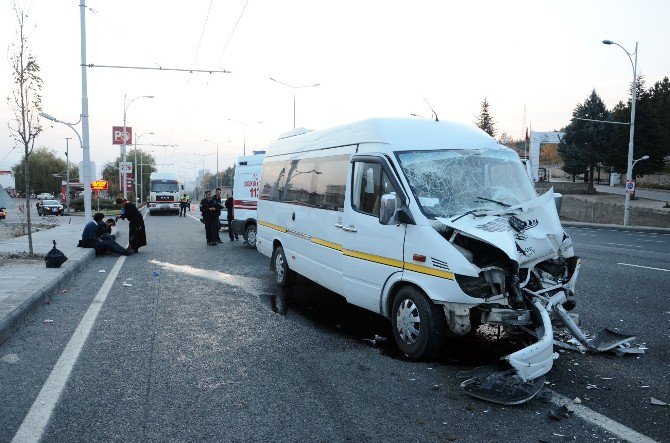 Öğrenci Servisi Tır’a Çarptı: 18 Yaralı