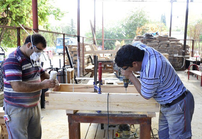 Büyükşehir Belediyesi, Oturma Gruplarını Ahşap Atölyesinde Üretiyor