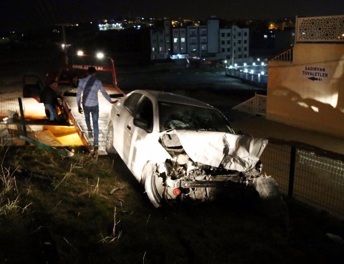 Kontrolü Kaybedilen Otomobil Cami Duvarına Çarptı: 5 Yaralı