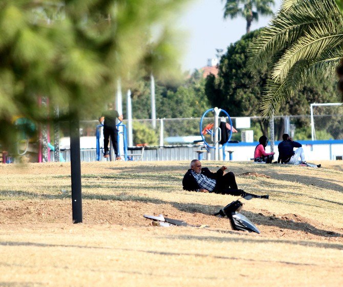 Mersin’de Kasım’da Yazdan Kalma Günler Yaşanıyor