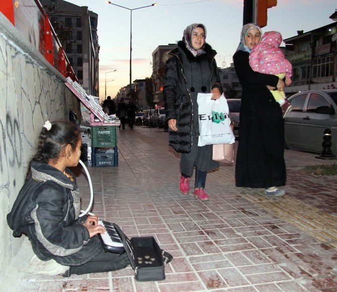 Suriyeli Çocuk Melodika Çalarak Para Kazanıyor