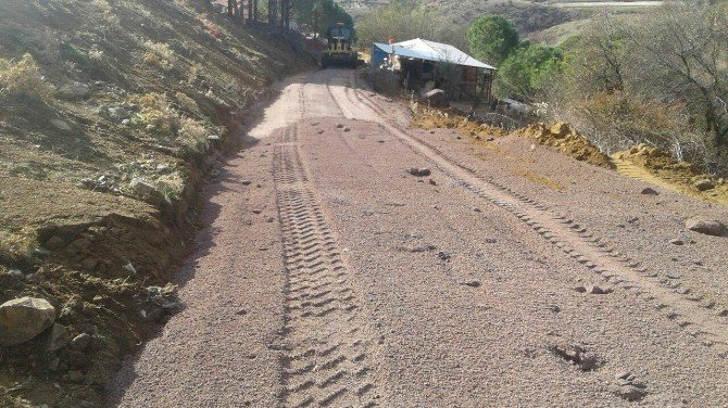 Akçapınar Ve Çamoba Mahalleleri’nde Yol Yapım Çalışmaları Sürüyor