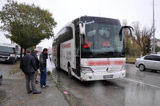 Yolcu Otobüsü Otomobile Çarptı: 1 Ölü