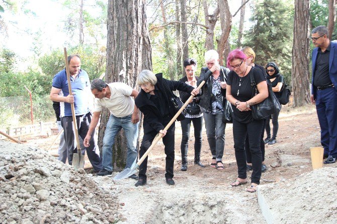 Türkiye Aşığı Alman, Şapkasıyla Defnedildi