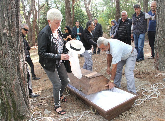 Türkiye Aşığı Alman, Şapkasıyla Defnedildi