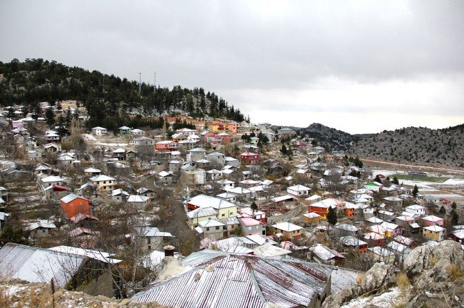 Kızıldağ Yaylası’na Mevsimin İlk Karı Yağdı