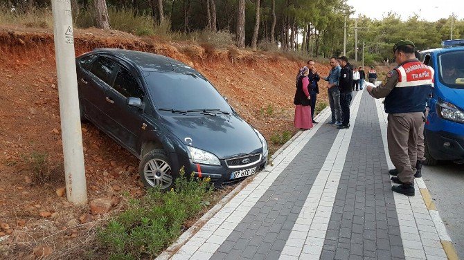 Otomobil Kaldırımdaki Yayaya Çarptı