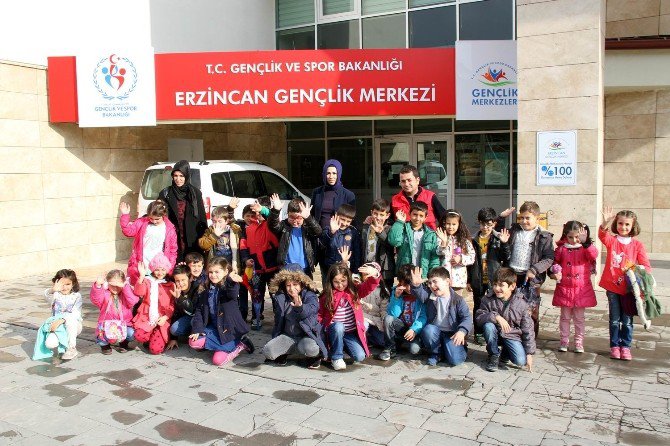 Minik Öğrencilerden İhtiyaçlı Kardeşlerine Atkı Ve Bere Hediyesi