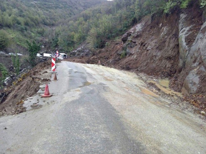 Bartın Kurucaşile Yolu Heyelan Nedeniyle Kapandı