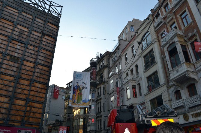 İstiklal Caddesi’nde İntihar Girişimi