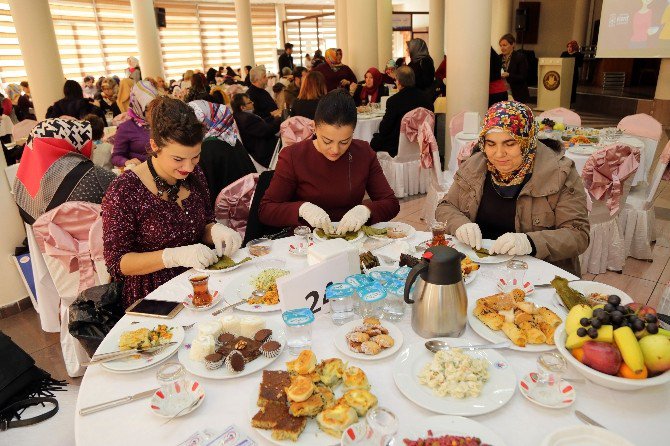 Kağıthane’de "En Çok Kadınla Yaprak Dolma Sarma” Rekoru Kırıldı