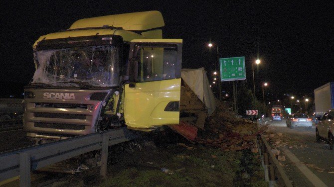 Tem’de Lastiği Patlayan Tuğla Yüklü Tır Karşı Şeride Geçti: 2 Yaralı