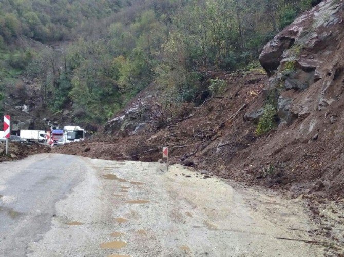 Bartın Kurucaşile Yolu Heyelan Nedeniyle Kapandı