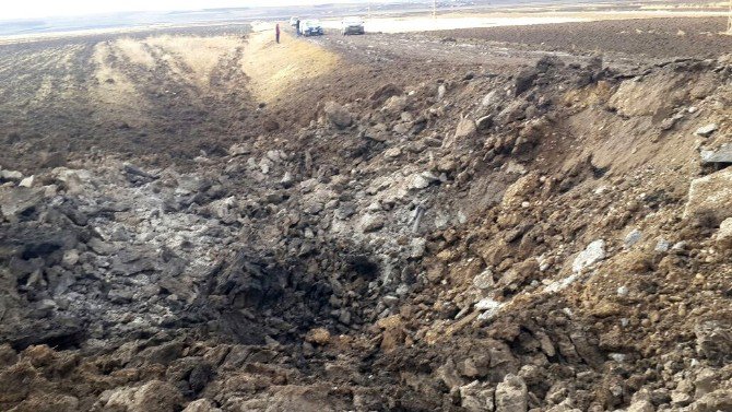 Çamura Saplanan Teröristler Bomba Yüklü Aracı İnfilak Ettirdi