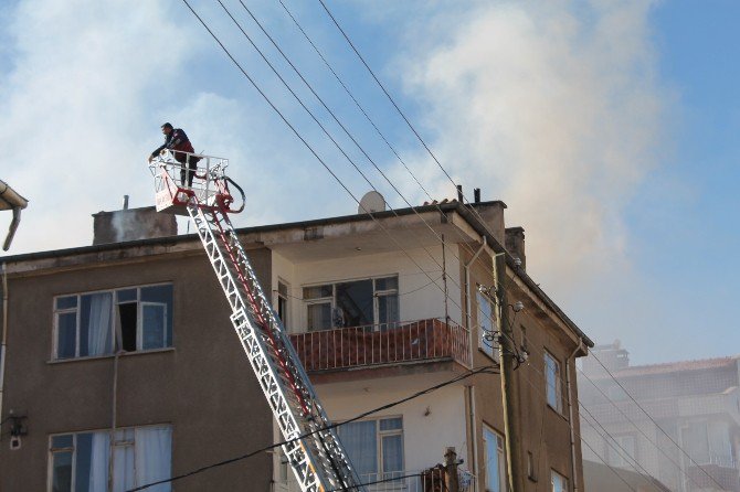 Niğde’de Meydana Gelen Çatı Yangını Korkuttu