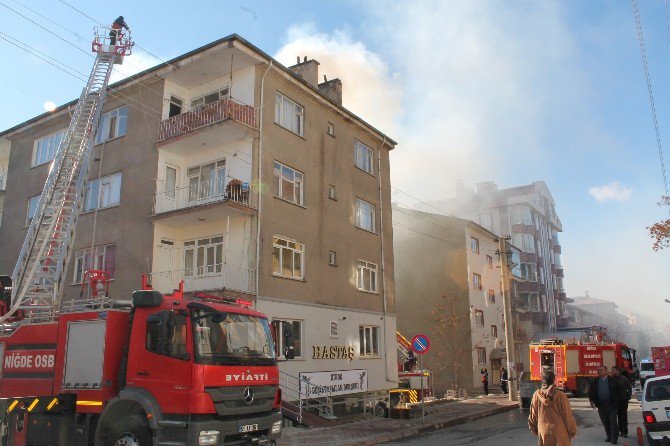 Niğde’de Meydana Gelen Çatı Yangını Korkuttu