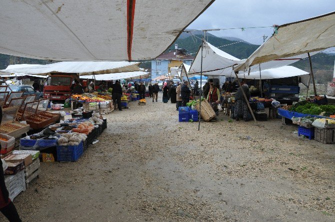 Pınarbaşı Pazaryeri Esnafı Çamurdan Şikayetçi