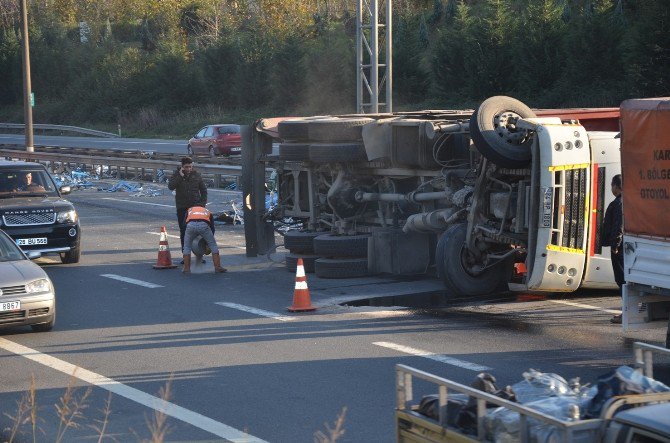 Sapanca’da Alüminyum Yüklü Tır Devrildi: 1 Yaralı