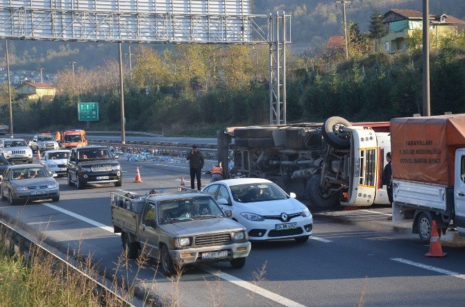 Sapanca’da Alüminyum Yüklü Tır Devrildi: 1 Yaralı