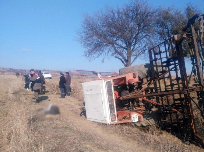 Devrilen Traktörün Yanında Ölü Bulundu