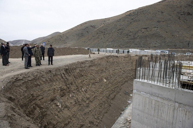 Vali Taşyapan Sınır Kapısında İncelemelerde Bulundu