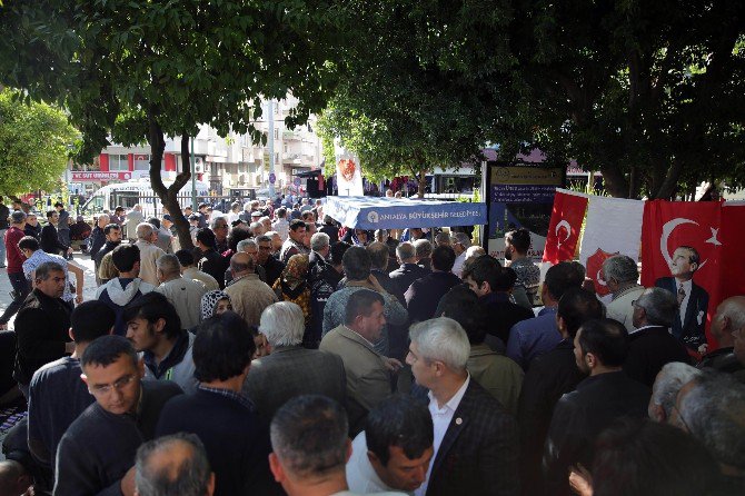 Büyükşehir, 15 Temmuz Şehitleri İçin Helva Dağıttı