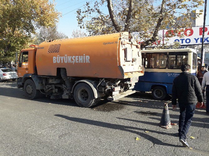 Temizlik Aracının Altında Kalan Değnekçi Öldü