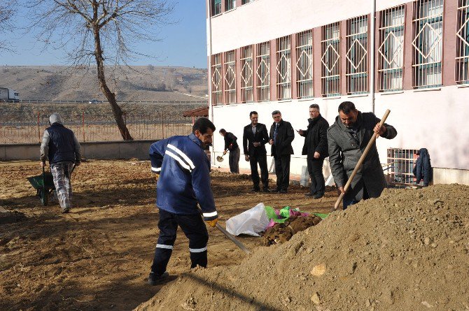 Bozüyük Belediyesi’nden Fen Lisesi’nin Bahçesine Çim Ekimi