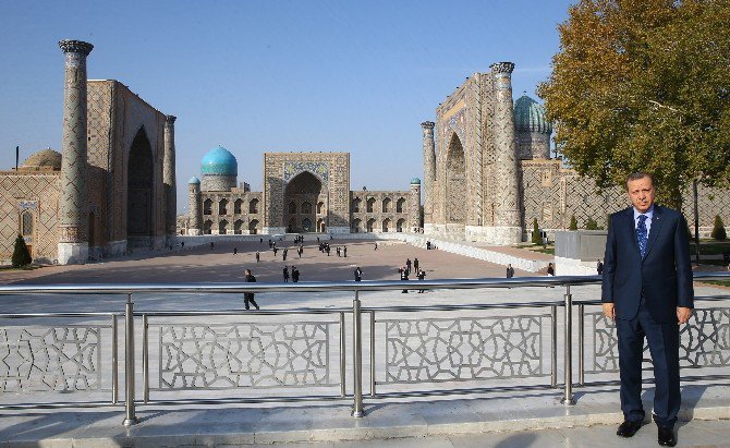 Cumhurbaşkanı Erdoğan, Semerkant’ta Registan Meydanı’nı Gezdi