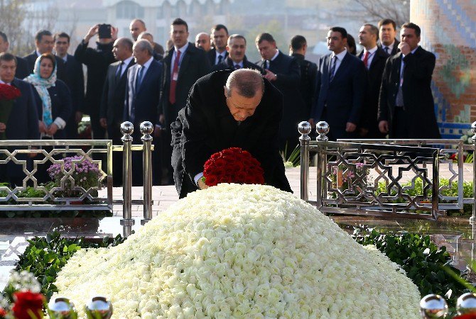 Erdoğan’dan, Özbekistan Birinci Cumhurbaşkanı Kerimov’un Mezarına Ziyaret