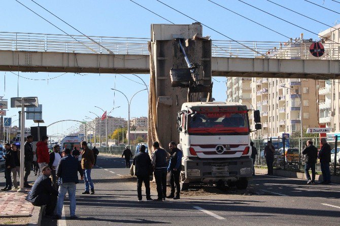 Damperi Açılan Kamyon Üst Geçide Çarptı: 3 Yaralı