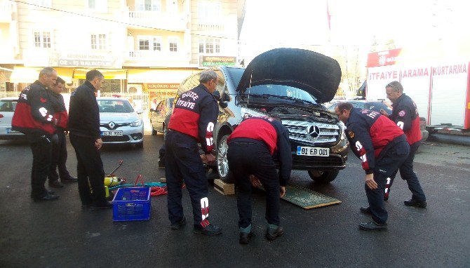 Otomobilin Motoruna Sıkışan Yavru Kedi Vatandaşları Seferber Etti