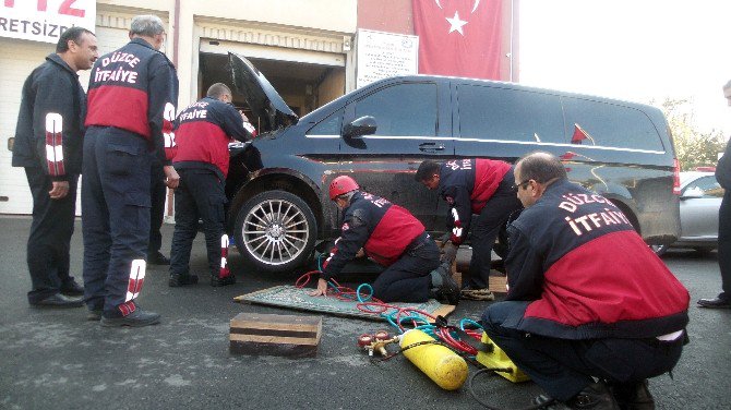 Otomobilin Motoruna Sıkışan Yavru Kedi Vatandaşları Seferber Etti