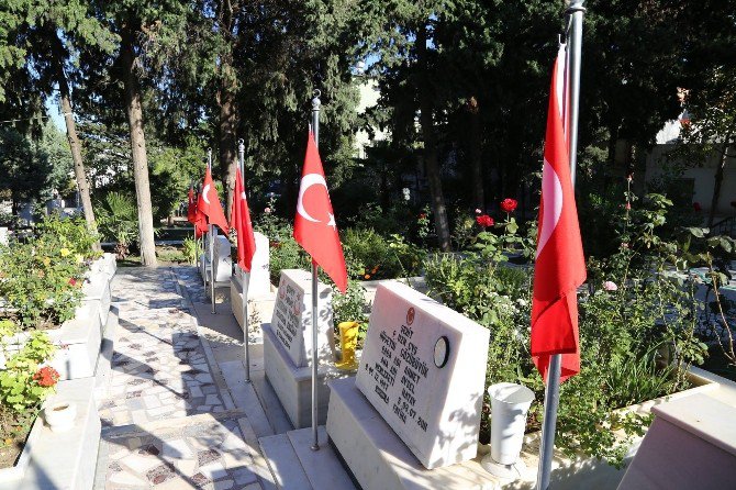 Hatay Şehitliği’ndeki Bayraklar Değiştirildi