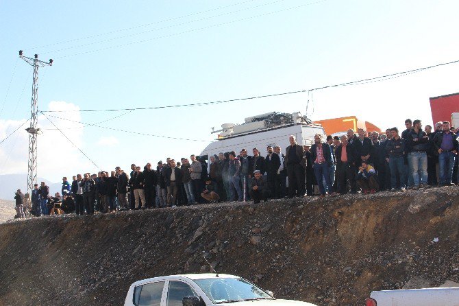 Göçük Altında Kalan İşçilerin Yakınlarının Bekleyişi Sürüyor