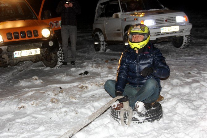 Erzurum’da Buz Gibi Havada Kar Üzerinde Lastik Raftingi