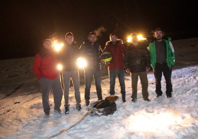 Erzurum’da Buz Gibi Havada Kar Üzerinde Lastik Raftingi