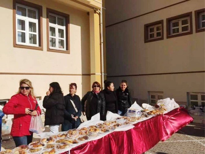 Ayvalık Mehmet Akif Ersoy’dan ‘Biz Büyük Bir Aileyiz’ Kermesi