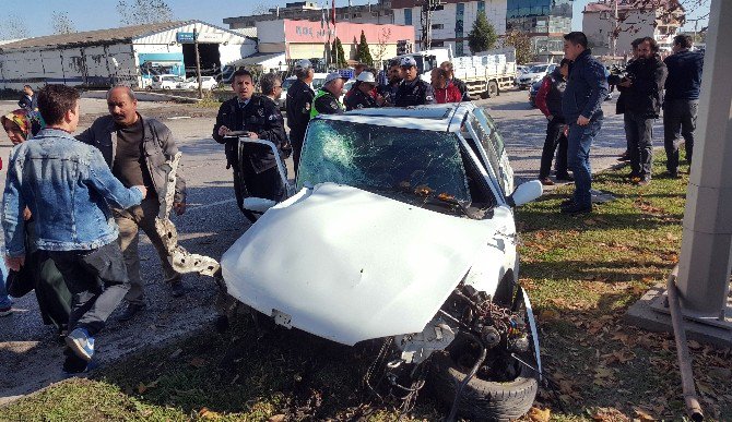 Samsun’da Otomobil Ağaca Çarptı: 2 Yaralı