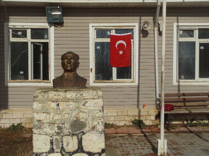 Pkk Yandaşlarından Bayrağa Ve Atatürk Büstüne Çirkin Saldırı