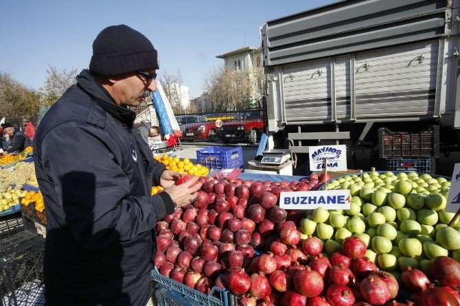 Zabıta Ekiplerinden Pazarlarda Donmuş Sebze Meyve Kontrolü