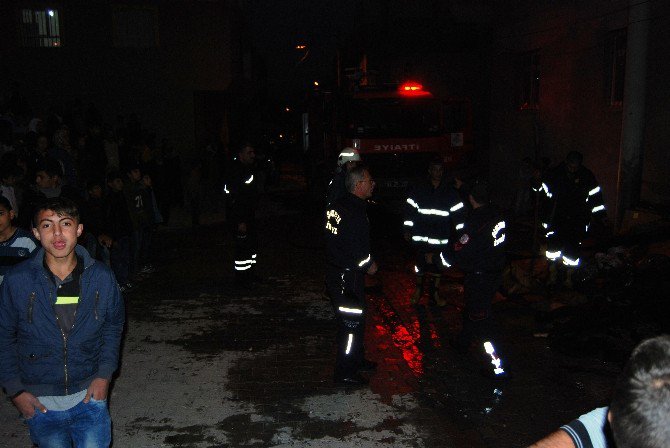 Depoda Çıkan Yangın Eve Sıçramadan Söndürüldü