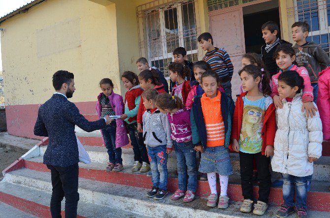 Genç Esnaftan Öğrencilere Kırtasiye Yardımı