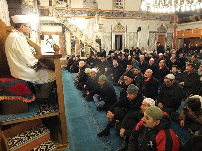 Kız Öğrenciler, Sabah Namazında Buluştu