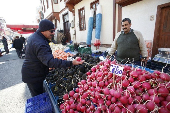 Zabıta Ekiplerinden Pazarlarda Donmuş Sebze Meyve Kontrolü