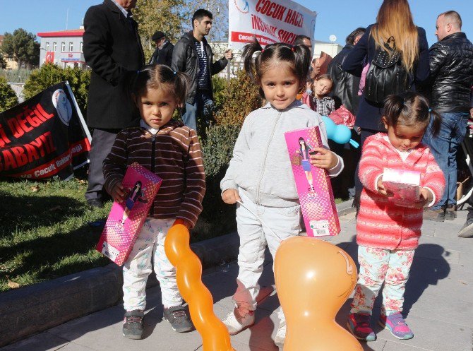 Çocuksuz Bırakılan Babalar, Çocuk Özlemlerini Oyuncak Dağıtarak Giderdi