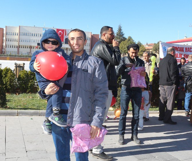 Çocuksuz Bırakılan Babalar, Çocuk Özlemlerini Oyuncak Dağıtarak Giderdi